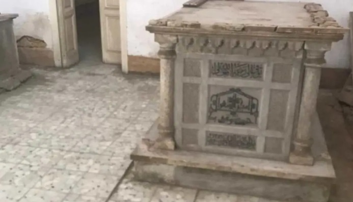 محافظة القاهرة تنفي في بيان رسمي هدم مقبرة أمير الشعراء

