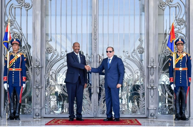 الرئيس السيسي يؤكد لـ البرهان موقف مصر الثابت والراسخ بالوقوف بجانب السودان