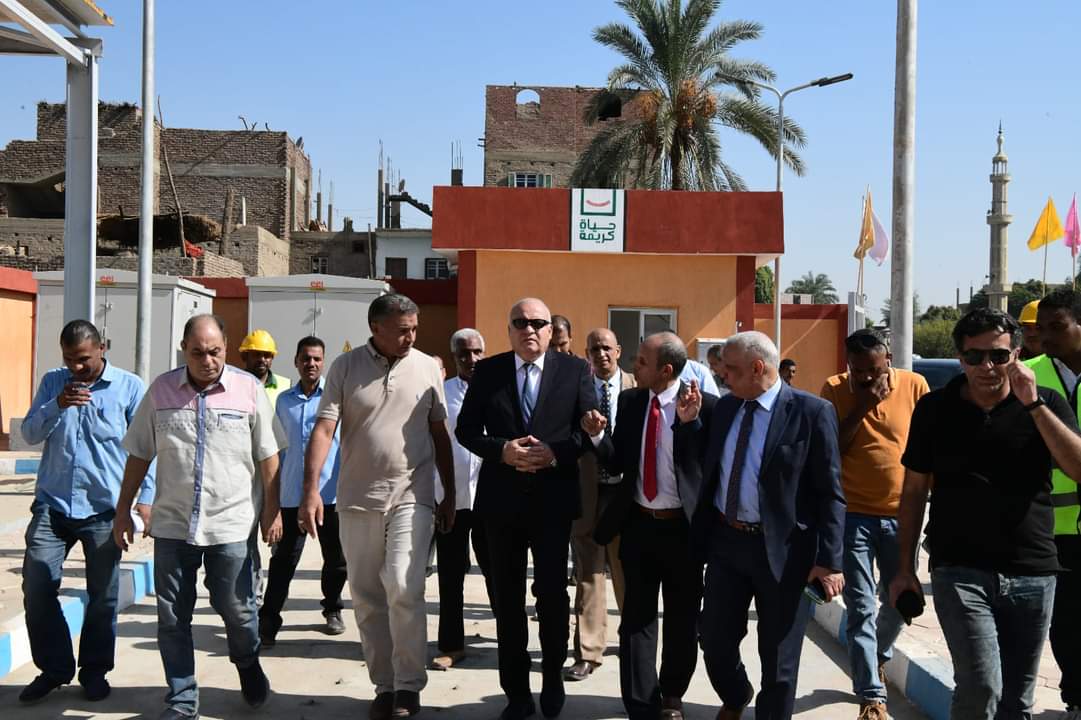 بتكلفة مليار و ٥٠٠ مليون جنيه .. محافظ قنا يتفقد مشروعات الصرف الصحى بقرى دشنا

