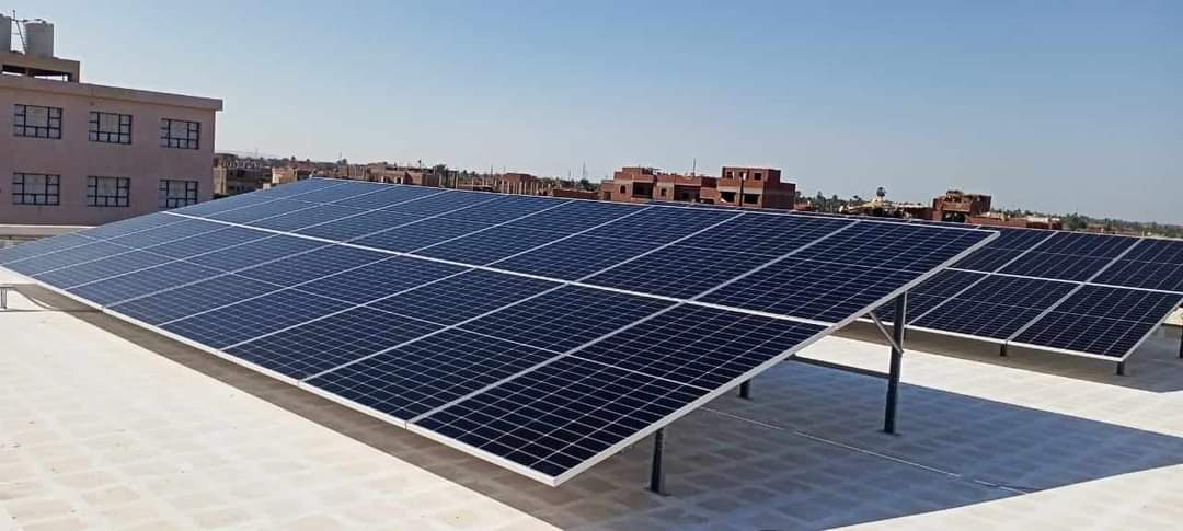 تركيب ألواح طاقة شمسية لإنتاج الكهرباء بقرية صفانية بمركز العدوة