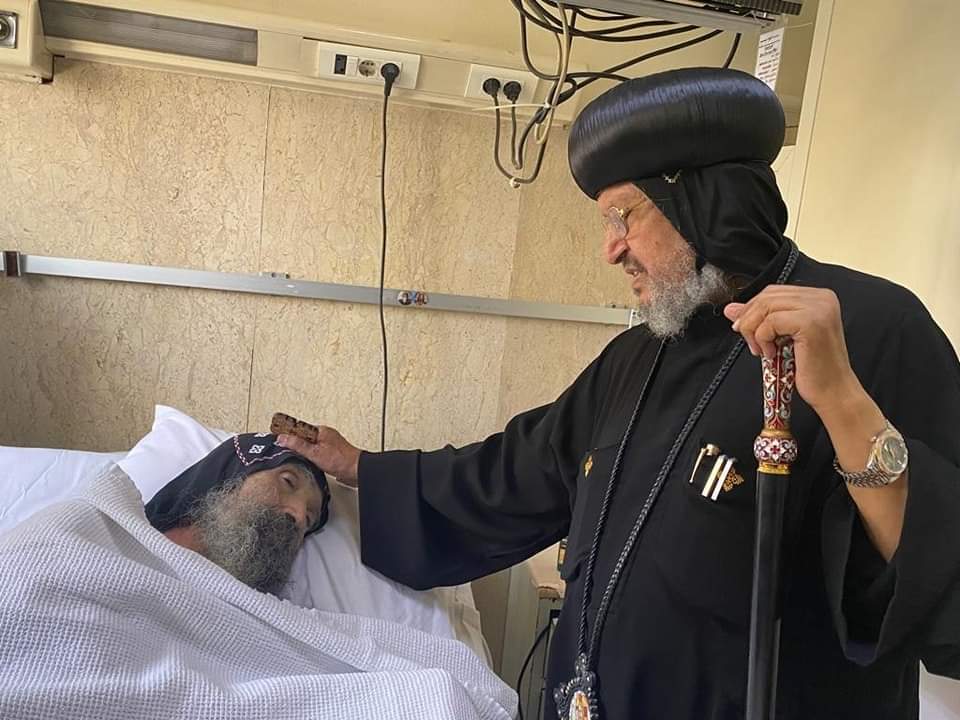 مطران شبرا الخيمة يزور أسقف حلوان والمعصرة للاطمئنان على حالته الصحية