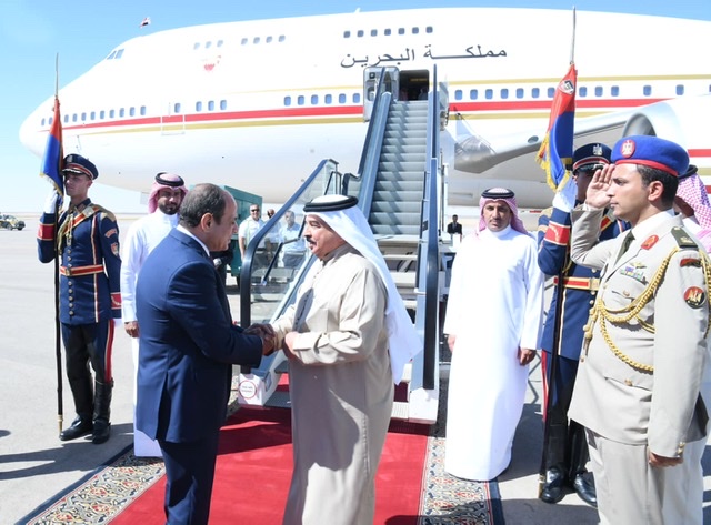 السيسي يودع ملك البحرين بعد مغادرته مدينة العلمين