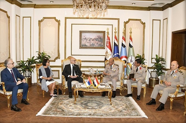 وزير الدفاع يبحث مع نظيره الصربي سبل تعزيز التعاون ونقل وتبادل الخبرات