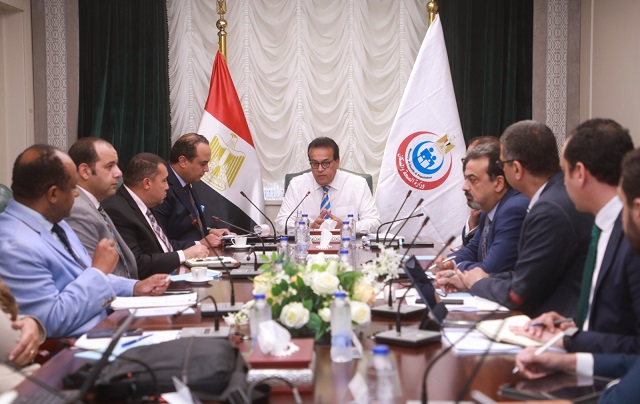 وزير الصحة يعقد اجتماعاً لمتابعة الموقف التنفيذي لمشروع التأمين الصحي الشامل
