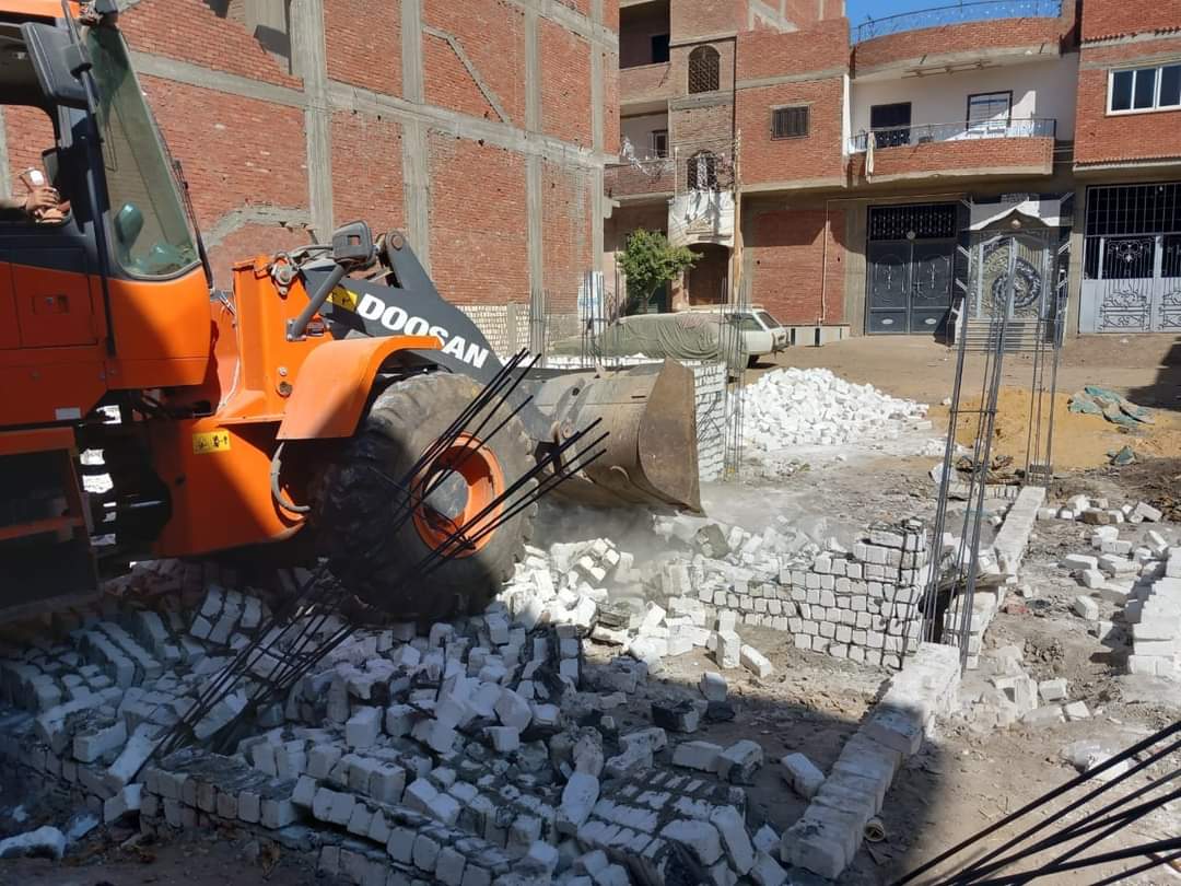 إزالة 130 حالة تعد بالبناء المخالف على الأرض الزراعية وأملاك الدولة بمراكز المنيا