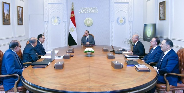 السيسي يوجه بمواصلة الجهود لتطوير شركات قطاع الأعمال العام وتطوير شبكة الموانئ والطرق الرئيسية