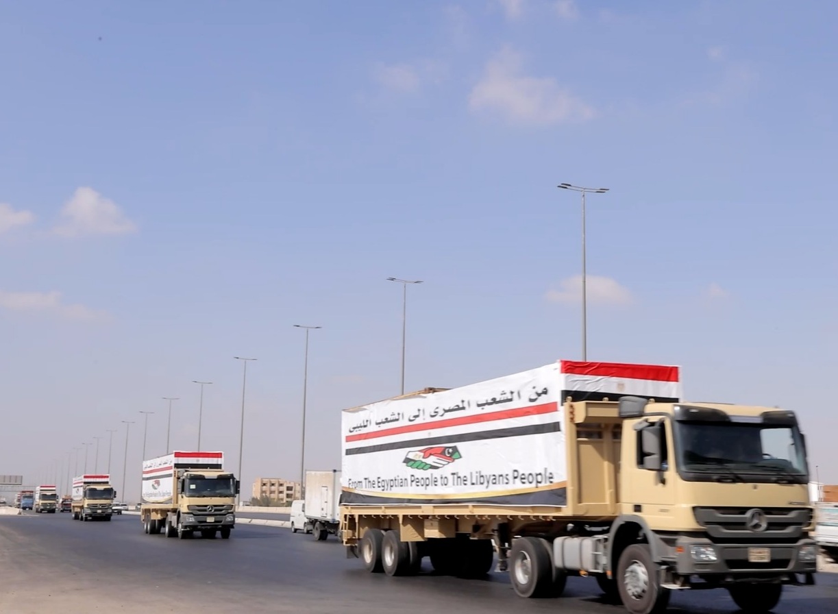 مصر تقدم مئات الأطنان من المساعدات الإنسانية والمعدات وأطقم الإغاثة إلى الشعب الليبى براً  وبحراً