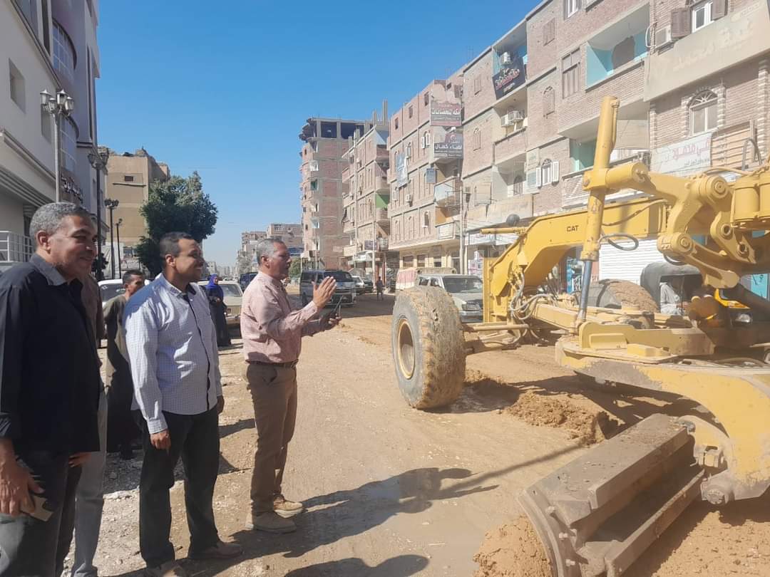 اخيرا وبعد غياب وعذاب ....قنا تعلن دخول خدمة الرصف الى شوارع أكبر مدنها 
