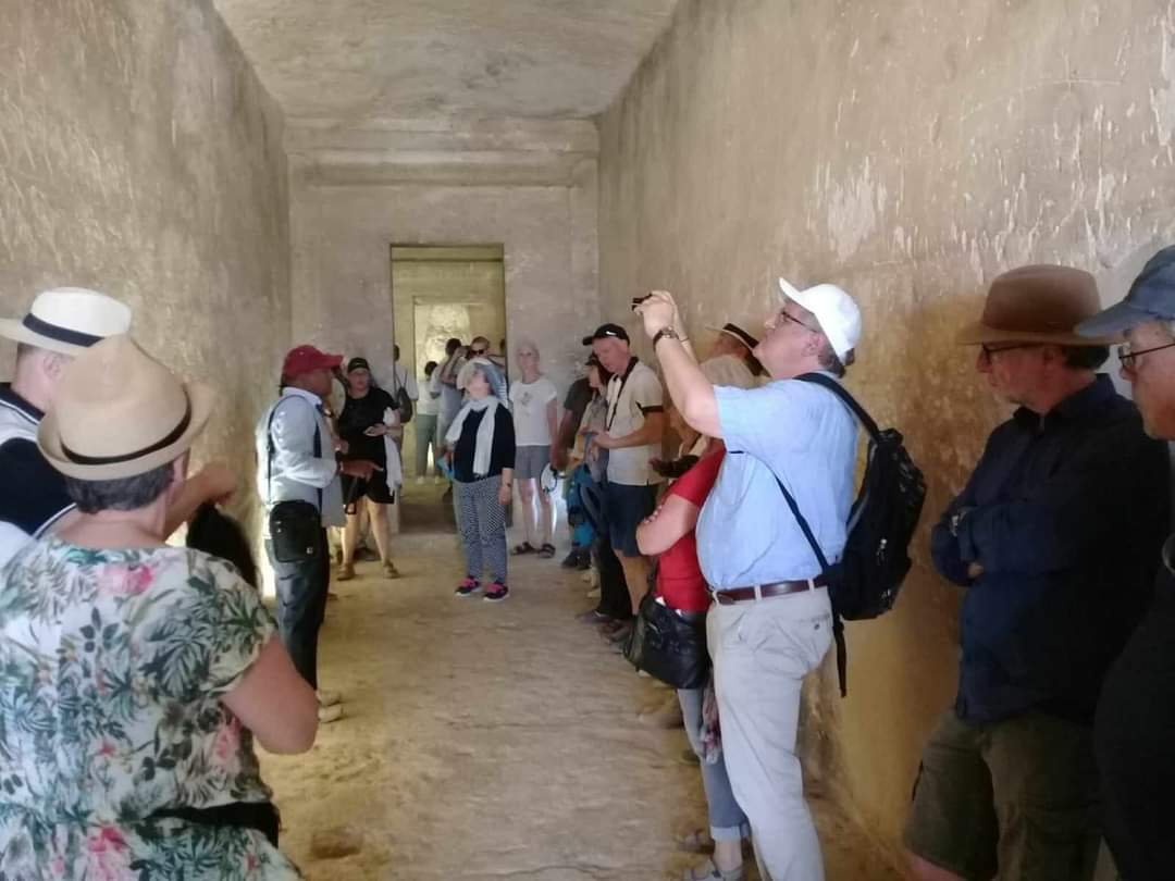 وفود من إنجلترا وألمانيا تزور آثار تل العمارنة وبني حسن وتونا الجبل في المنيا