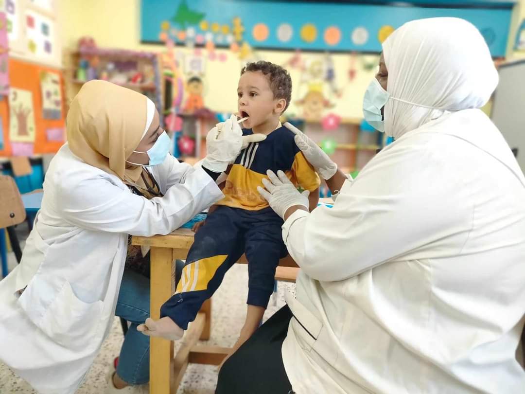 توقيع الكشف الطبي المجانى على 1743 حالة خلال قافلة علاجية بأبوقرقاص بالمنيا