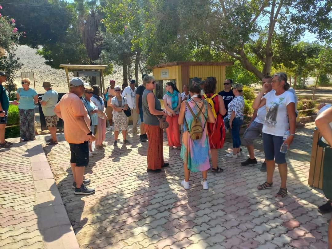 وفد سياحي متعدد الجنسيات يزور المناطق الأثرية بالمنيا