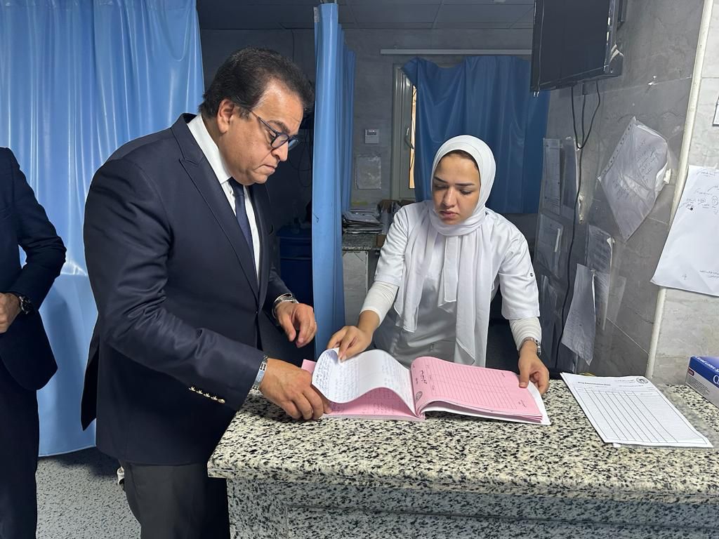 خلال زياره 7 صباحا.. وزير الصحة يوجه بتغيير شركة الأمن والنظافة بمستشفى القاهرة الجديدة وفتح تحقيق في المخالفات