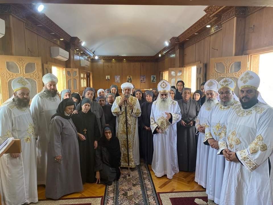 مطران شبرا الخيمة يصلي القداس بكنيسة المكرسات بدير الأنبا برسوم بالمعصرة
