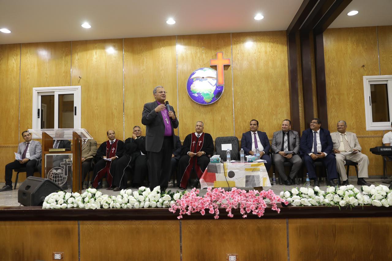 رئيس الإنجيلية يشهد تنصيب القس صفوت عاطف راعيًا للكنيسة الإنجيلية الأولى بالطيبة 