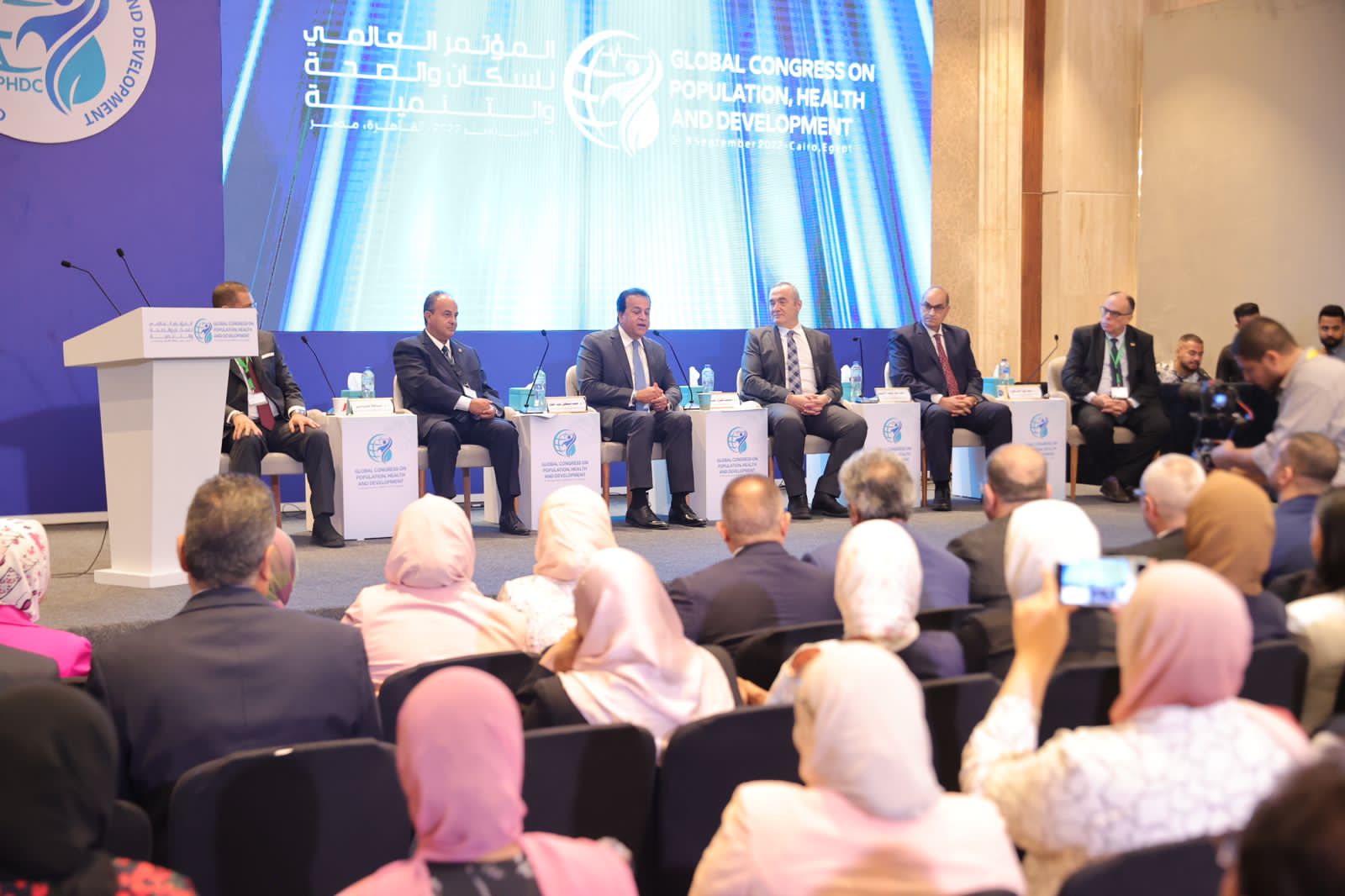 وزير الصحة يُدير جلسة حوارية بعنوان دور الهيئة العامة للمستشفيات والمعاهد التعليمية في مواجهة التحديات