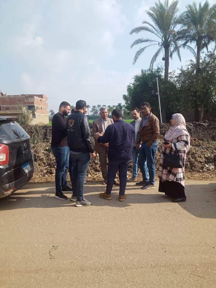 متابعة استكمال أعمال الرصف بقري الوحدة المحلية بطحانوب ضمن 