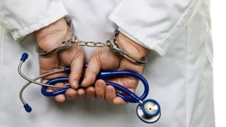 السجن خمس سنوات لثلاث أطباء بقنا تسببوا بأهمالهم في وفاة طفلة بقرية 