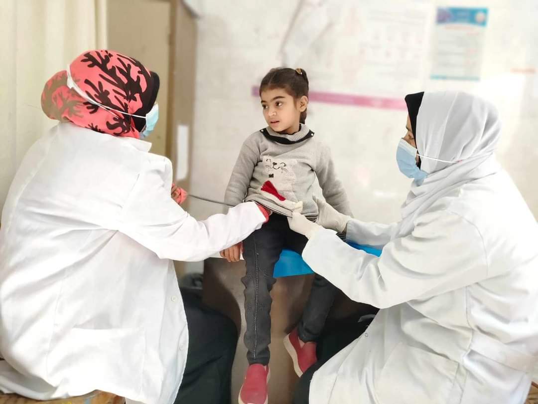 توقيع الكشف الطبي على 1698 حالة خلال قافلة طبية مجانية بقرية قلندول بمركز ملوي بالمنيا