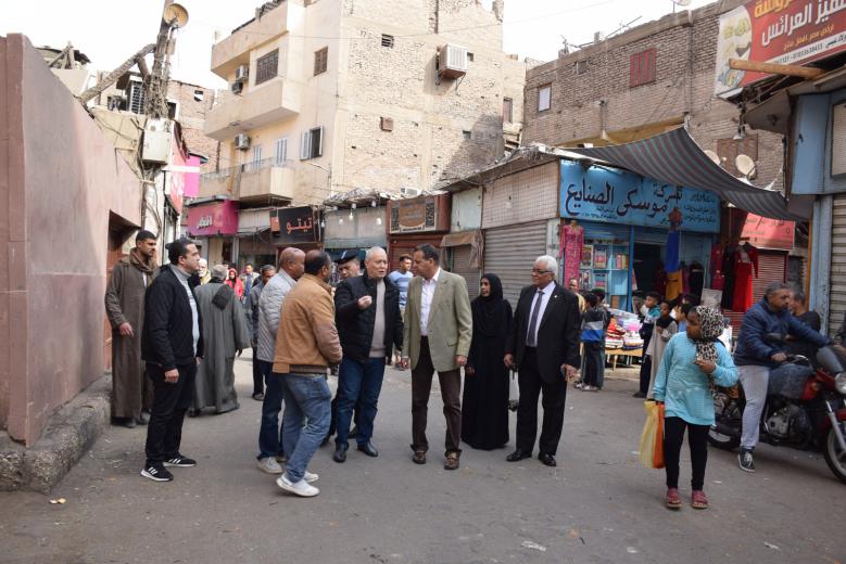 جولة لمحافظ الأقصر سيرا على الاقدام لمتابعة الانضباط بشوارع المدينة التاريخية