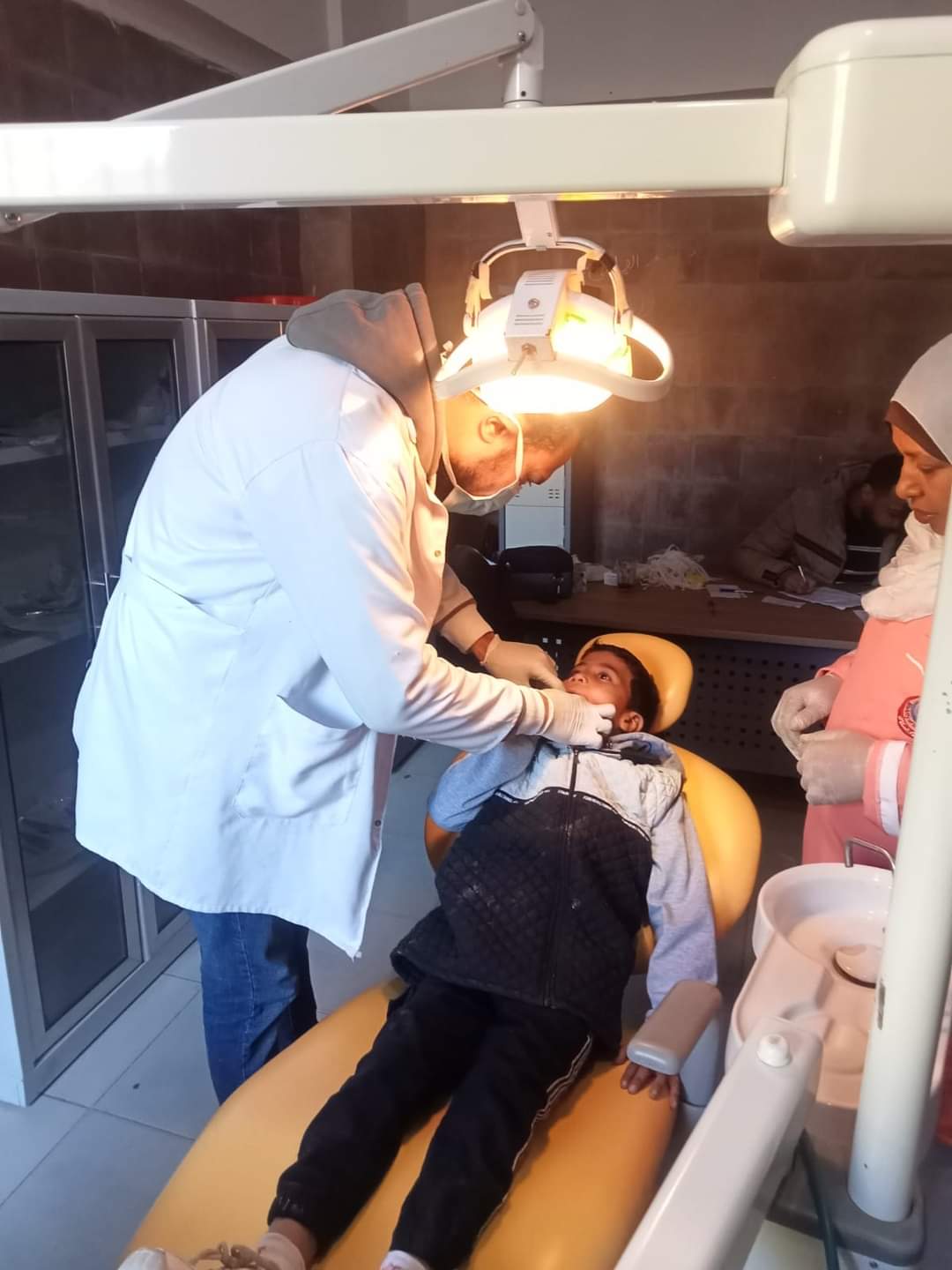الكشف على ٨٨٧ مريضا في قافلة مجانية بجنوب قنا ضمن مبادرة 