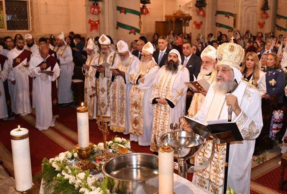 البابا تواضروس يصلي لقان وقداس عيد الغطاس بالكاتدرائية المرقسية بالإسكندرية| صور
