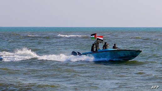 البيت الأبيض: الحوثيون أطلقوا ثلاثة صواريخ على سفينتين في البحر الأحمر