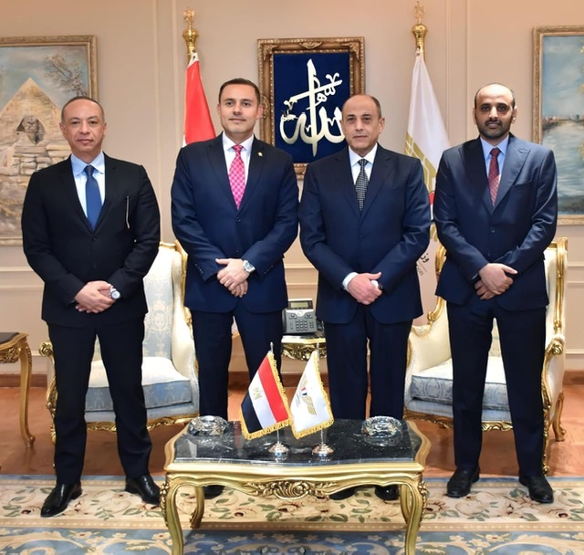 الأنصاري والفريق عباس حلمي يبحثان تعزيز التعاون  في مجال الطيران بين مصر وقطر