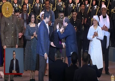 السيسي يشاهد عرضًا فنيًا ويصافح سميحة أيوب خلال الاحتفال بعيد الشرطة