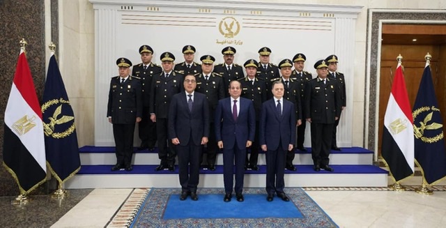 الرئيس السيسي يلتقط صورة تذكارية مع مدبولي ووزير الداخلية وأعضاء الأعلي للشرطة 
