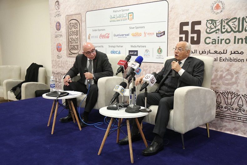 علي الدين هلال في لقاء مع جمهور معرض الكتاب: الإنسان والسياسة وجهان لعملة واحدة

