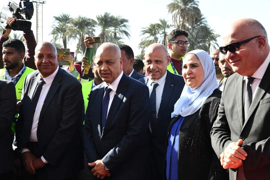 وزيرة التضامن ومحافظ قنا يدشنان قوافل 