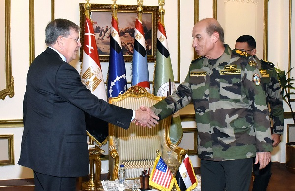 وزير الدفاع يبحث مع المبعوث الأمريكي الخاص بالقضايا الإنسانية للشرق الأوسط تطورات الأوضاع في غزة