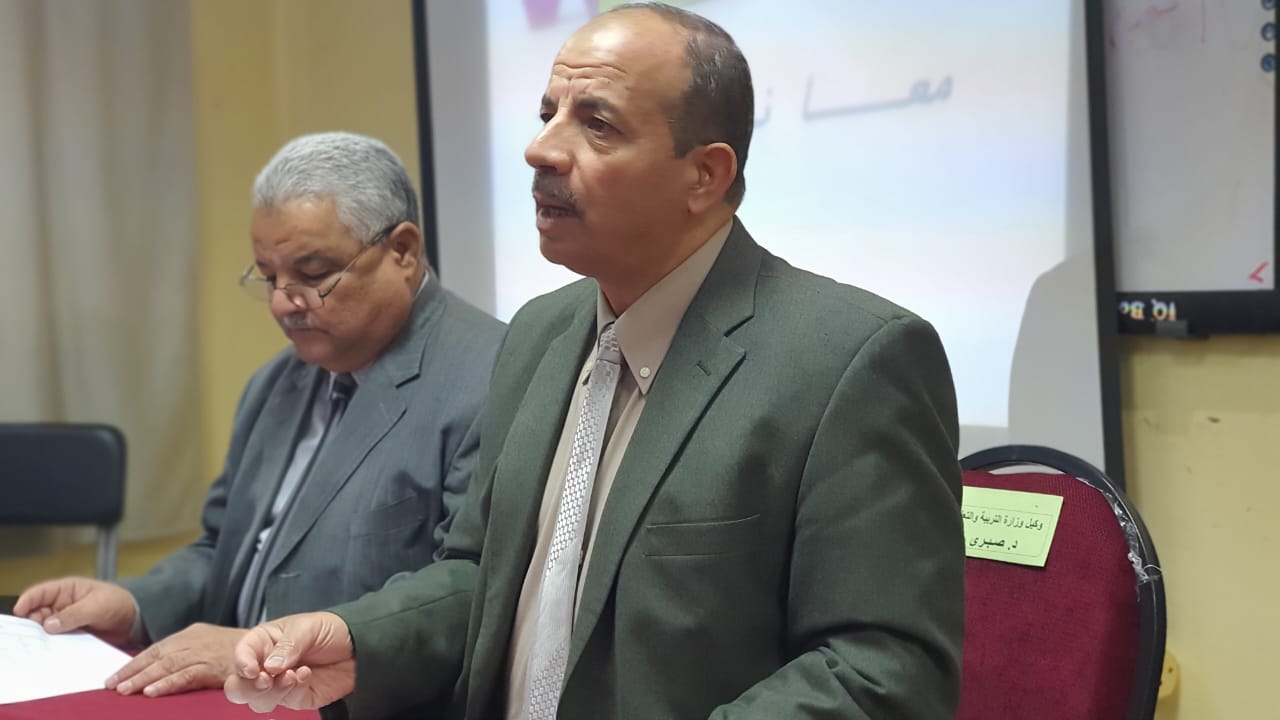 استعداداً لامتحانات الإعدادية والثانوية.. وكيل تعليم الأقصر يجتمع بمديري الإدارات التعليمية

