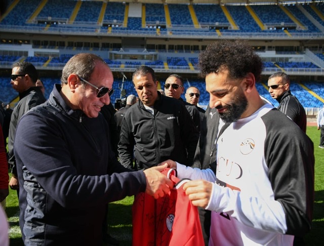 خلال جولته التفقدية.. محمد صلاح يهدي الرئيس السيسي قميص المنتخب قبل أمم أفريقيا 