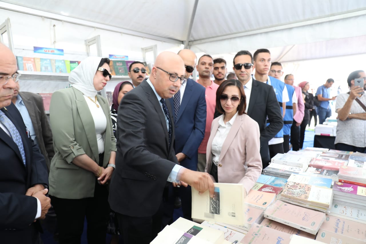 ضمن «بداية جديدة».. محافظ البحيرة ورئيس هيئة الكتاب يفتتحان معرض دمنهور للكتاب


