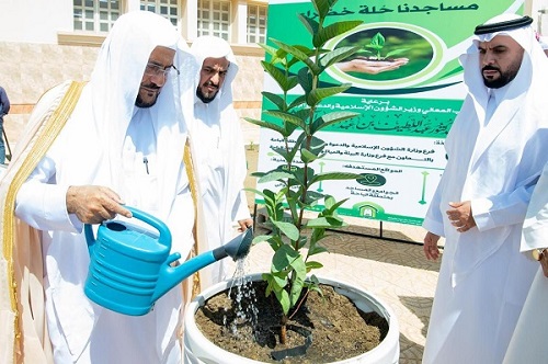 وزير الشؤون الإسلامية السعودي يدشن مبادرة مساجدنا حلة خضراء بمنطقة الباحة
