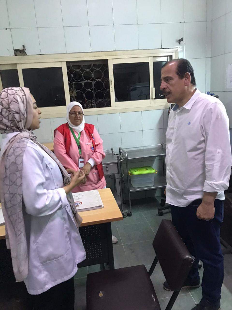 خلال جولة مفاجاة.. «قنديل» يشيد بالتزام الفريق الطبي بطرة ويوجه بالتحقيق في تقصير إدارة المعصرة

