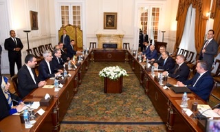 وزير الخارجية يؤكد لنظيره الإيراني ضرورة التعامل بحذر في هذه المرحلة الدقيقة
