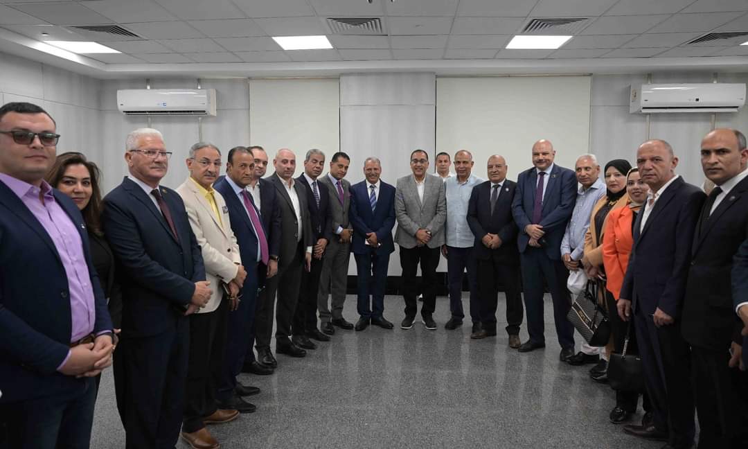 رئيس مجلس الوزراء يلتقي أعضاء الهيئة البرلمانية بالمنيا لمناقشة عدد من الملفات
