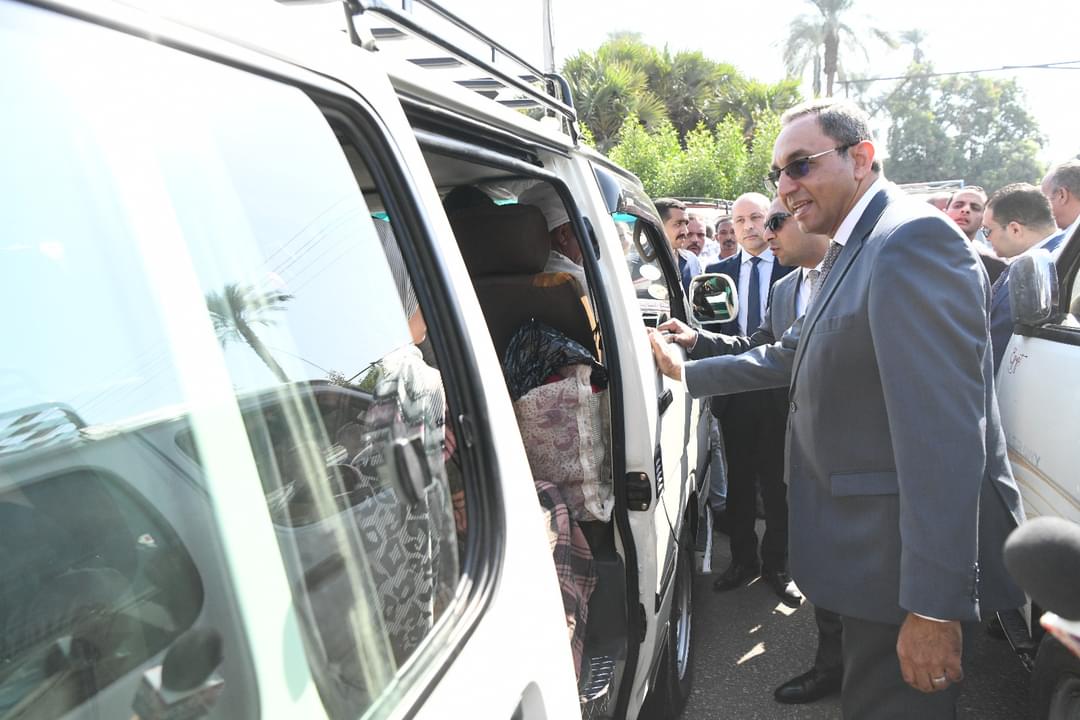 محافظ قنا يتفقد مجمع مواقف الأجرة للتأكد من الالتزام بالتعريفة الجديدة

