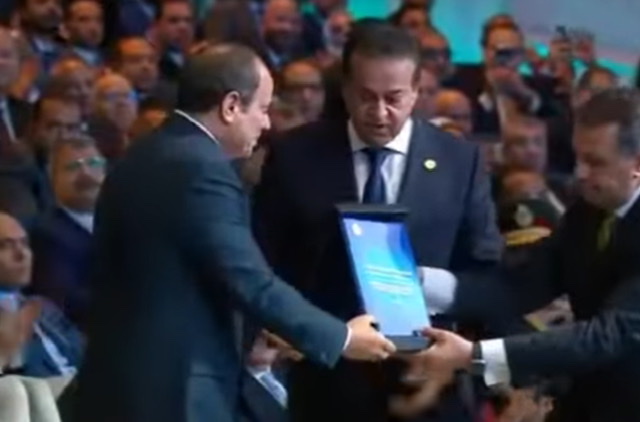 الرئيس السيسي يتسلم  نسخة من الاستراتيجية الوطنية للصحة والسكان