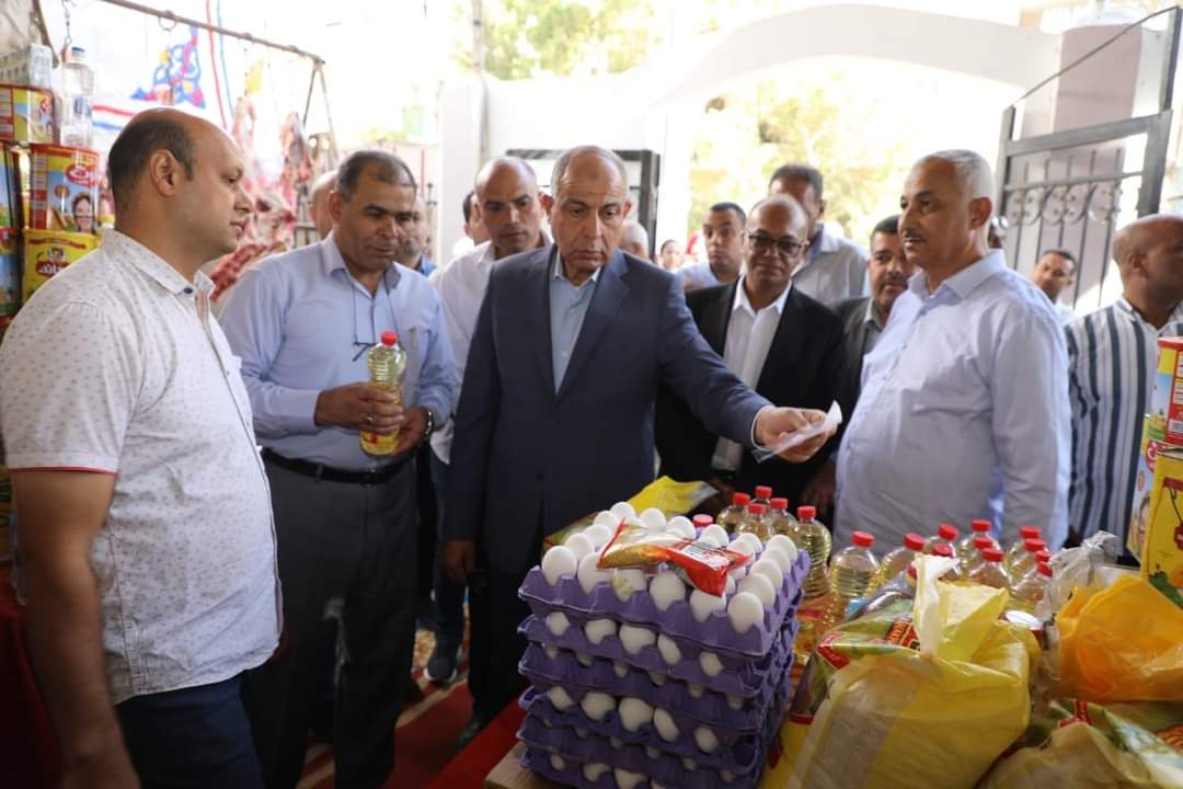 محافظ المنيا يفتتح المعرض الدائم لبيع السلع و اللحوم بأسعار مخفضة بمطاى