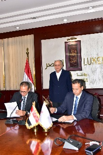 محافظ الأقصر يشهد توقيع عقد تشغيل حمام السباحة الاوليمبي بالمدينة 