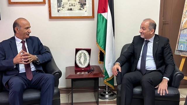 مندوب فلسطين بالجامعة العربية يكرم صلاح جمعة لإسهاماته في دعم القضية