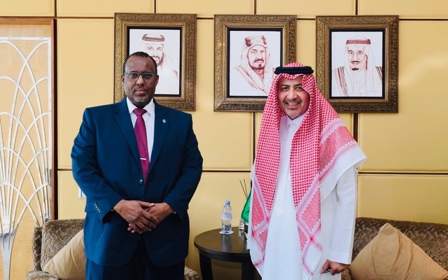 سفير الصومال يلتقي سفير السعودية ويشيد بمواقف المملكة الداعمة لمقديشيو