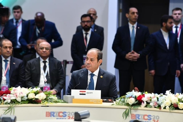 السيسي يعود إلي أرض الوطن بعد مشاركته في قمة تجمع 