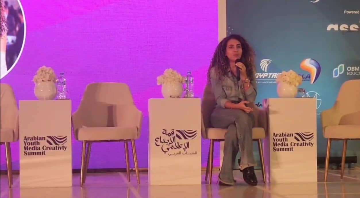 الشاعرة منة عدلي القيعي تستعرض أعمالها في قمة الإبداع الإعلامي للشباب العربي وتنصحهم بالتمسك بتحقيق أحلامهم