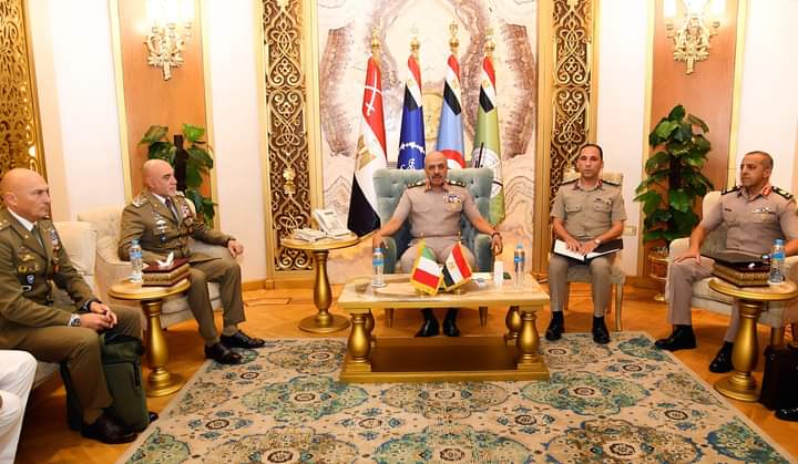 رئيس الأركان يبحث مع قائد القوات البرية الإيطالية سبل تعزيز التعاون والشراكة بين البلدين
