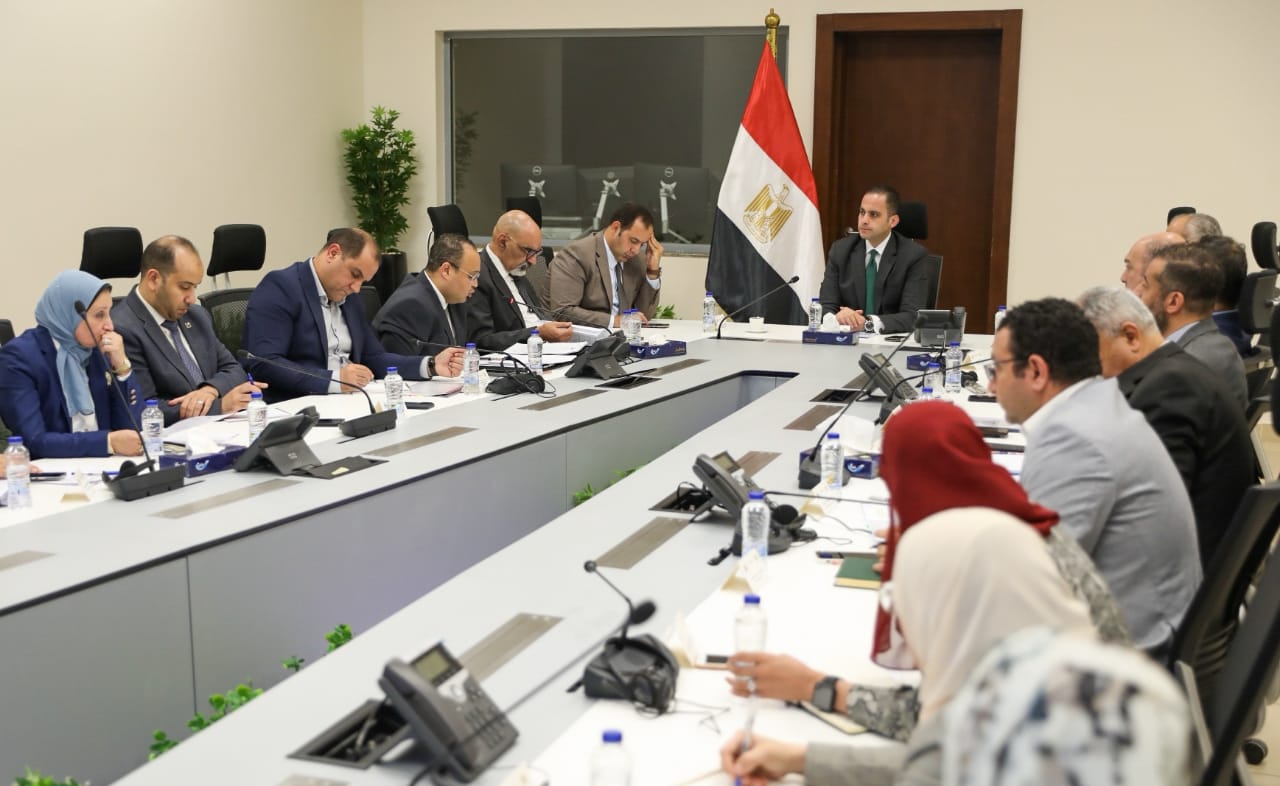 الدكتور «الطيب» يعقد اجتماعًا مع رؤساء القطاعات والهيئات بوزارة الصحة 