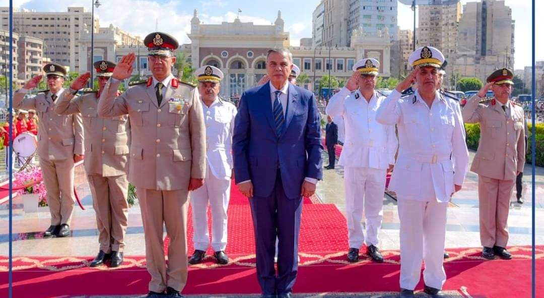 محافظ الإسكندرية يضع اكليل زهور على النصب التذكاري للشهداء بميدان محطة مصر